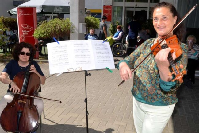 Im Bild von links: Antoanetta Höflich (Violoncello) und Emilia Arnaudova-Antonova (Geige) sorgten am Donnerstagnachmittag  