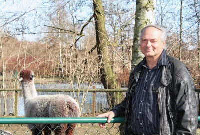 Klaus Eulenberger wird heute 80 Jahre alt - Im Frühling 2010 war noch schwer vorstellbar, dass auf dem Gelände des Teichs im Hintergrund "Flamingoland" entstehen würde. Foto: A. Büchner