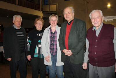 Der Professor 2013 mit Mitgliederns des damaligen Vorstands und seinem 2020 verstorbenen Vater Horst (re.). Foto: A.Büchner