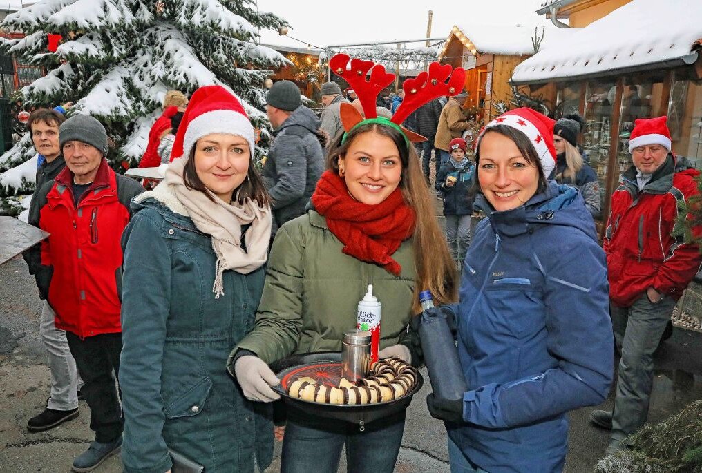 Klein, aber fein: Mannichswalder Weihnachtsmarkt fand Samstag statt - Isabell Pfeifer, Paula Schleicher und Kristin Müller (von links) mit einer besonderen Leckerei. Foto: Thomas Michel
