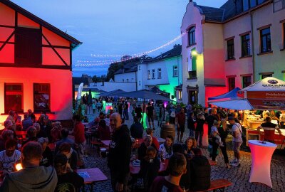 Kleine Feste locken mit Livemusik und Heißgetränken - Der Oberlungwitzer Rathaushof war bei den Veranstaltungen im vergangenen Jahr gut besucht. Foto: Markus Pfeifer