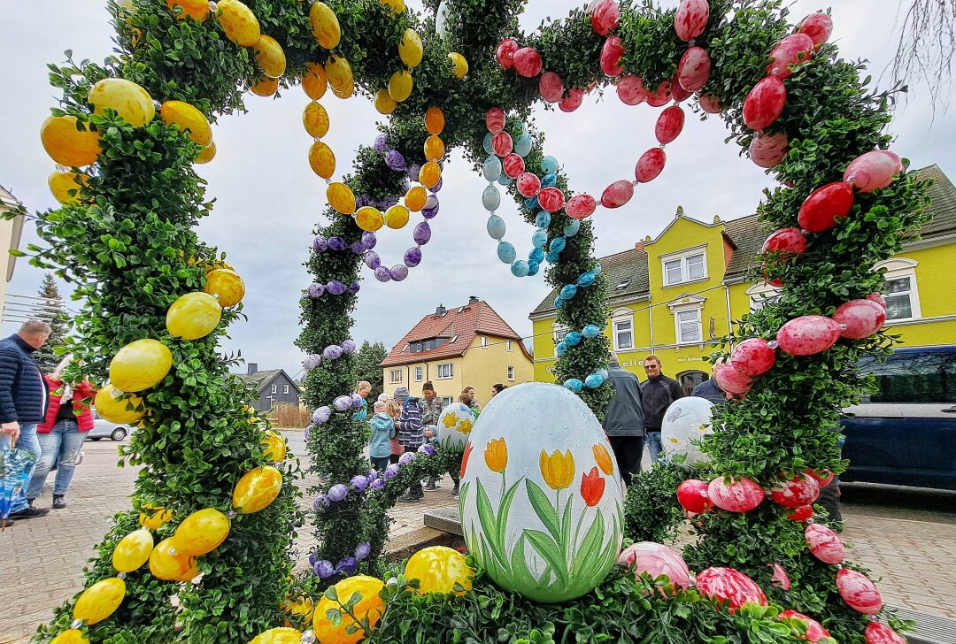 Kleine Gemeinde im Erzgebirge erhält ersten Osterbrunnen - Bis Mitte April schmückt ein Osterbrunnen den Platz vor dem Gornauer Rathaus. Foto: Andreas Bauer