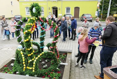 Kleine Gemeinde im Erzgebirge erhält ersten Osterbrunnen - Auch Plätzchen und Eierlikör gehörten zur kleinen Feier. Foto: Andreas Bauer