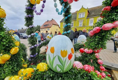 Kleine Gemeinde im Erzgebirge erhält ersten Osterbrunnen - Mehr als 500 Eier wurden dafür farblich gestaltet. Foto: Andreas Bauer