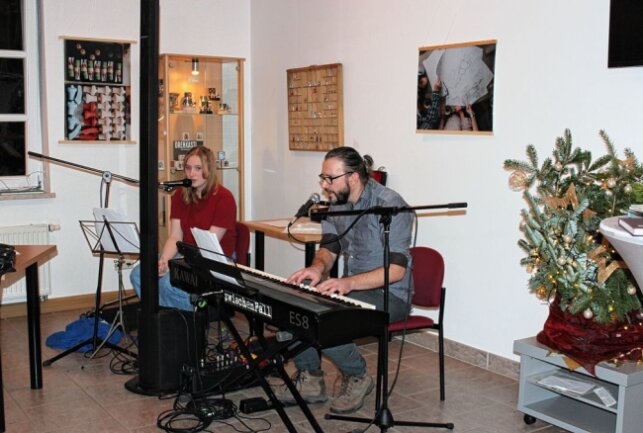 Kleine Kultureinrichtung mit großer Botschaft - Den Abend umrahmen Martin und Lisa Reichel musikalisch. Foto: Jana Kretzschmann