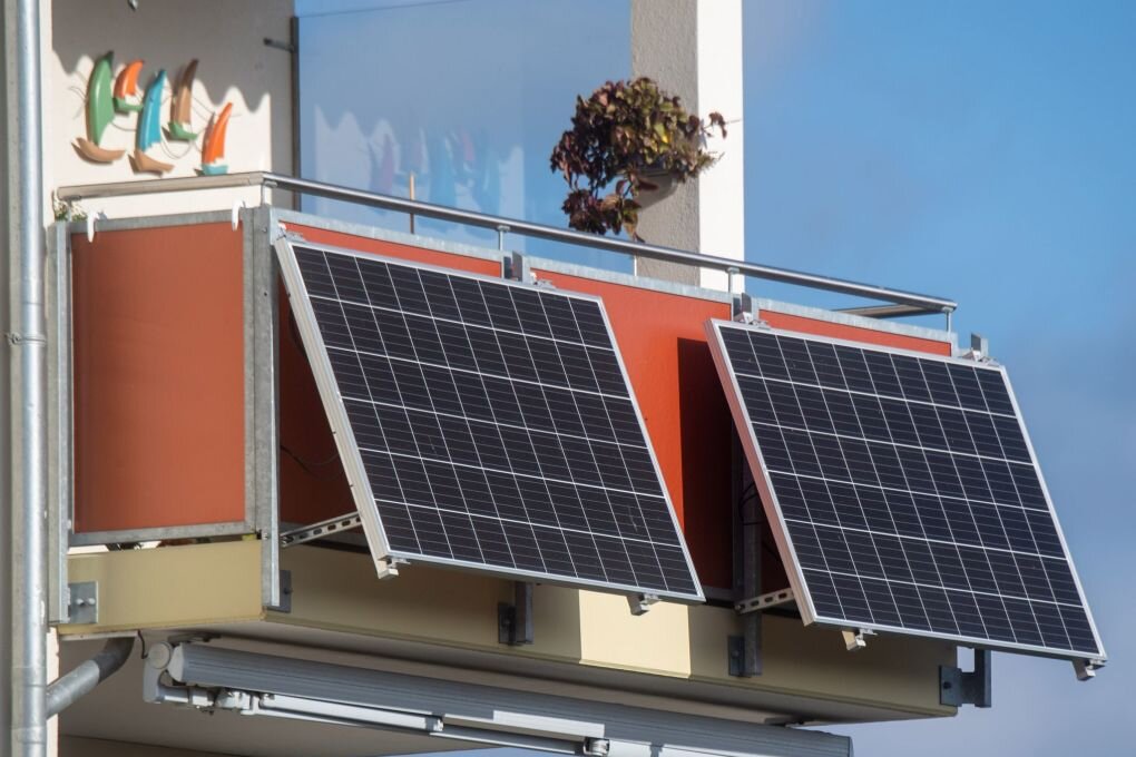 Kleine Solaranlagen für den eigenen Balkon boomen - Kleine Solaranlagen lohnen sich besonders bei Südbalkonen. Einige Voraussetzungen sollte man bei der Installation beachten.