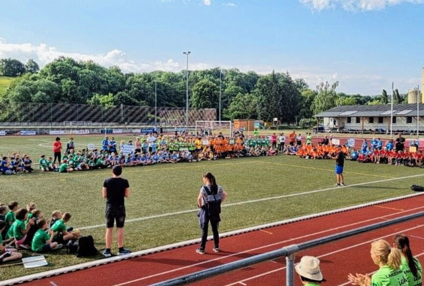 Kleine Sportler mit Begeisterung beim Wettkampf - Der Wettkampf "Jugend trainiert für Olympia" in der Sportart Leichtathletik fand im Rochlitzer Stadion statt. Foto: Andrea Funke