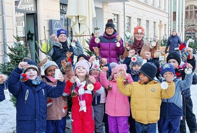 Kleine Weihnachtsbäume: Zwickauer Kids verschönern die Stadt - Die Kids aus Zwickau verschönern den Rathausplatz. Foto: Rico Hinkel