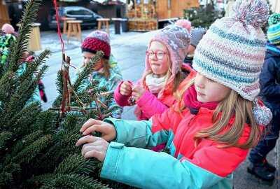 Kleine Weihnachtsbäume: Zwickauer Kids verschönern die Stadt - Die Kids aus Zwickau verschönern den Rathausplatz. Foto: Rico Hinkel