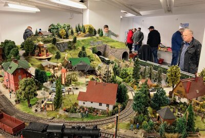 Kleine Züge, große Faszination in der Chemnitzer Messe - Modellbahnen faszinieren seit jeher und bringen die große Welt in kleines Format. Foto: Steffi Hofmann