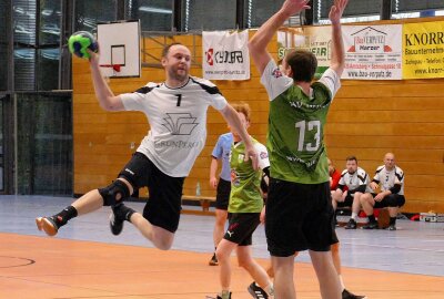Kleiner Handball-Verein aus Borstendorf will es der großen Konkurrenz zeigen - Gegen Grüna brachte es der Borstendorfer Sebastian Ender auf zwei Treffer. Foto: Andreas Bauer