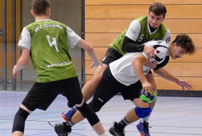 Kleiner Handball-Verein aus Borstendorf will es der großen Konkurrenz zeigen - In vielen Situationen wurden von beiden Seiten hart hingelangt. Foto: Andreas Bauer