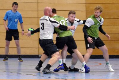 Kleiner Handball-Verein aus Borstendorf will es der großen Konkurrenz zeigen - Auch die Borstendorfer Abwehr agierte gewohnt körperrobust. Foto: Andreas Bauer