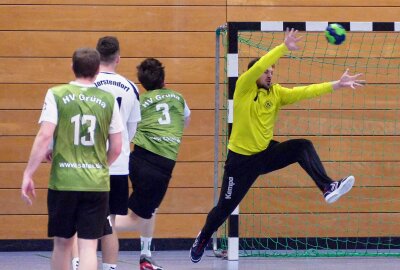 Kleiner Handball-Verein aus Borstendorf will es der großen Konkurrenz zeigen - Im Borstendorfer Tor zeigte Adrian Neubert viele Paraden. Foto: Andreas Bauer