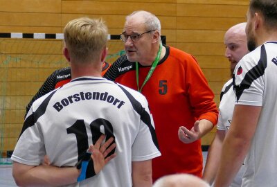 Kleiner Handball-Verein aus Borstendorf will es der großen Konkurrenz zeigen - Hinweise von Trainer Ulf Ender während der Auszeiten betrafen vor allem das Angriffsspiel. Foto: Andreas Bauer