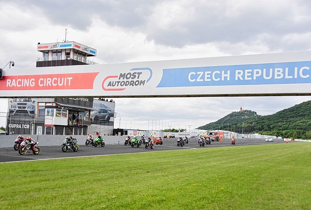 Start des zweiten Superbike-Rennens am Sonntag-Nachmittag. Foto: Thorsten Horn