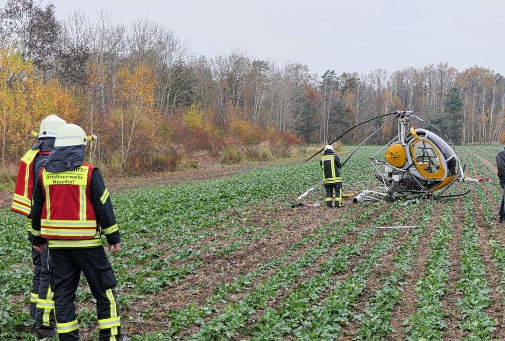 Kleinhubschrauber musste nahe A4 notlanden - Bei der Landung wurde der Hubschrauber schwer beschädigt. Foto: Sören Müller 