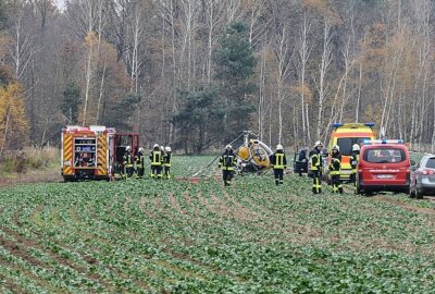 Kleinhubschrauber musste nahe A4 notlanden - Die Feuerwehr war verstärkt Vorort. Foto: Sören Müller