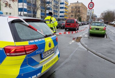 Kleinkind bei Unfall in Leipzig schwer verletzt - Blick über die Absperrung auf den Unfallort. Foto: Christian Grube