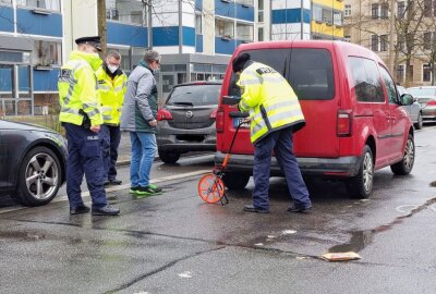 Kleinkind bei Unfall in Leipzig schwer verletzt - Die Polizei bei der Untersuchung des Unfallortes. Foto: Christian Grube