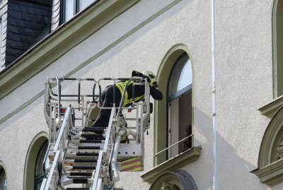 Kleinkinder in Aue am Fenster zu sehen: Feuerwehr bringt Drehleiter in Stellung - Die Feuerwehr in Aue hatte heute morgen einiges zu tun. Foto: Niko Mutschmann