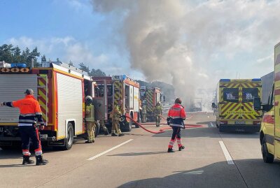 Kleintransporter brennt auf der A4 bei Dresden lichterloh - Auf der A4 ging ein Kleintransporter in Flammen auf. Foto: Roland Halkasch