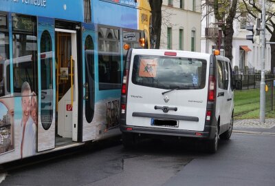 Kleintransporter kollidiert mit Straßenbahn in Dresden - Straßenbahn auf Tuchfühlung mit einem Kleintransporter. Foto: Roland Halkasch