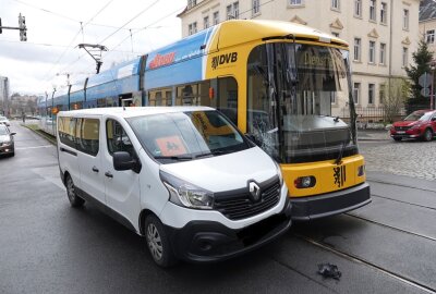 Kleintransporter kollidiert mit Straßenbahn in Dresden - Etwas vom entstandenen Schaden wird hier ersichtlich. Foto: Roland Halkasch