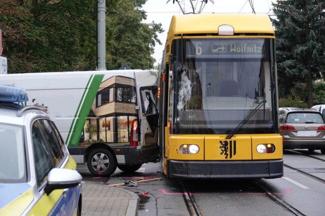 Kleintransporter kollidiert mit Straßenbahn in Dresden - Dienstagfrüh kam es gegen 9.10 Uhr auf der Stephensonstraße/Sachsenwerkstraße zu einem Verkehrsunfall. Foto: Roland Halkasch