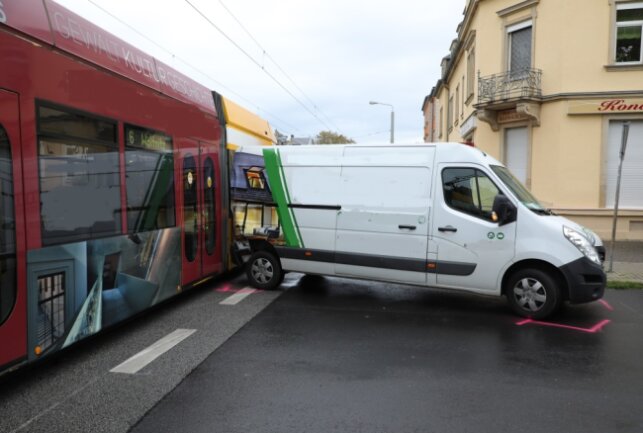 Kleintransporter kollidiert mit Straßenbahn in Dresden - Dienstagfrüh kam es gegen 9.10 Uhr auf der Stephensonstraße/Sachsenwerkstraße zu einem Verkehrsunfall. Foto: Roland Halkasch