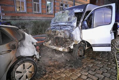 Kleintransporter und Elektro-PKW brannten in Löbtau - Am Straßenrand in Dresden/Löbtau brannten ein Kleintransporter Renault Master und ein PKW VV ID.3. Foto: Roland Halkasch