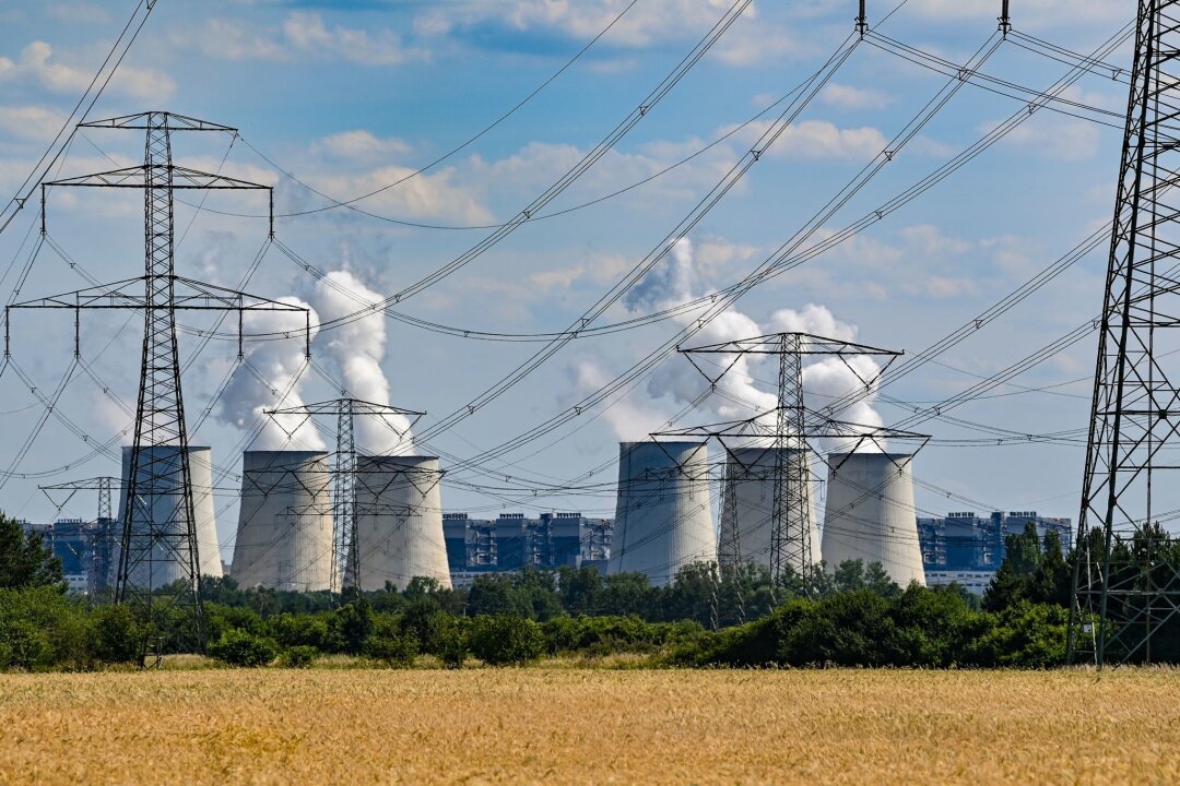 Klima-Expertenrat äußert sich zum Treibhausgas-Ausstoß 2023 - Wasserdampf steigt aus den Kühltürmen des Braunkohlekraftwerks Jänschwalde der Lausitz Energie Bergbau AG (LEAG). Heute legen Klima-Experten einen Bericht zu den deutschen Treibhausgas-Emissionen vor.