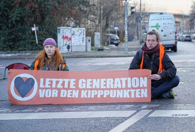 Klima-Kleber blockieren erneut wichtige Verkehrsader in Dresden - Klima-Aktivisten der "Letzten Generation" kleben sich erneut an Straße in dresden fest. Foto: xcitepress/Benedict Bartsch