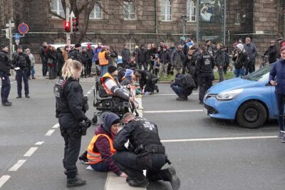 Klima-Kleber tricksten Polizei bei doppelter Blockade in Dresden aus - Erneut haben sich Aktivisten der umstrittenen Gruppe "Letzte Generation" am Montagnachmittag auf eine wichtige Verkehrsstraße geklebt. Foto: xcitepress