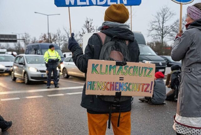 Klimaaktivisten blockieren Verkehr und schließen Deal mit Polizei - Mehrere Klima-Aktivisten haben am Freitagmorgen eine wichtige Verkehrsader in Dresden, nahe des Elbeparks, blockiert. Foto: xcitepress