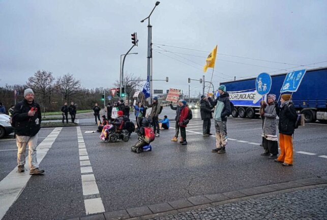 Klimaaktivisten blockieren Verkehr und schließen Deal mit Polizei - Mehrere Klima-Aktivisten haben am Freitagmorgen eine wichtige Verkehrsader in Dresden, nahe des Elbeparks, blockiert. Foto: xcitepress