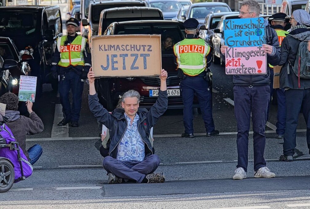 Klimaaktivisten legen Verkehr lahm: Demo auf Hauptverkehrsader in Dresden -  Klimaaktivisten der radikalen Umweltbewegung "Extinction Rebellion" demonstrieren wieder in der Stadt. Foto: Roland Halkasch
