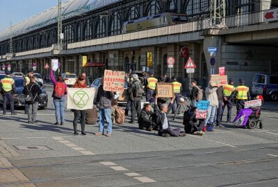 Klimaaktivisten legen Verkehr lahm: Demo auf Hauptverkehrsader in Dresden - Klimaaktivisten der radikalen Umweltbewegung "Extinction Rebellion" demonstrieren wieder in der Stadt. Foto: Roland Halkasch