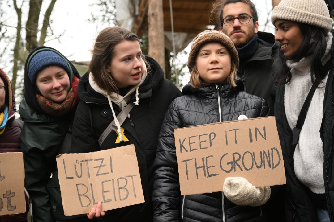 Klimaaktivisten wollen RWE Gebiet abkaufen - Die Klimaaktivistinnen Luisa Neubauer (2.v.l), Greta Thunberg (3.v.r), Lakshmi Thevasagayam (r) und der Klimaktivist Florian Özcan (2.v.r) protestieren in Lützerath.