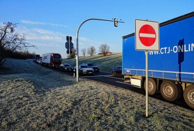 Klimakleber in Dresden verursachen Rückstau auf der A4 - Klimakleber erneut in Dresden unterwegs. Foto: xcitepress