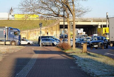 Klimakleber in Dresden verursachen Rückstau auf der A4 - Klimakleber erneut in Dresden unterwegs. Foto: xcitepress