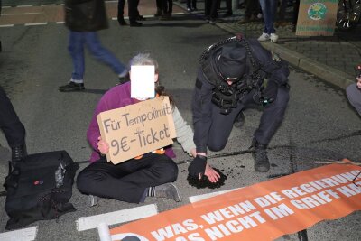 Klimaprotest: Aktivisten blockieren Straße in Dresden-Südvorstadt - Nürnberger Straße in Dresden 2 Stunden blockiert. Foto: Roland Halkasch