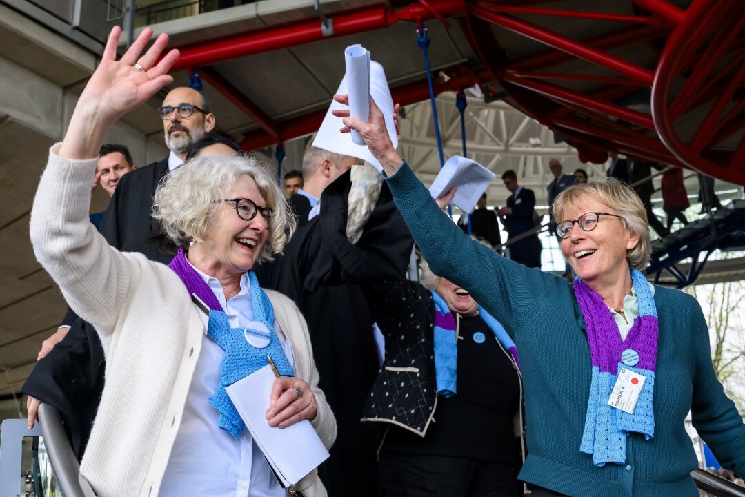Klimaseniorinnen vor Gerichtshof erfolgreich - Freude bei den Klagenden: Die Schweizer Klimaseniorinnen nach dem Urteil vor dem Gerichtsgebäude.