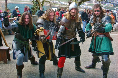 Klirrende Klingen von Blechmännern beim Mittelalterfest - 
