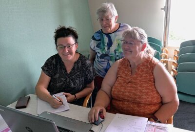 Helga Ullmann aus Weißbach (Mitte) hat den Corel-Kurs geleitet - hier mit den Teilnehmerinnen Sybille Beier aus Fraureuth (li) und Birgit Engel aus Jöhstadt. Foto: Ramona Schwabe