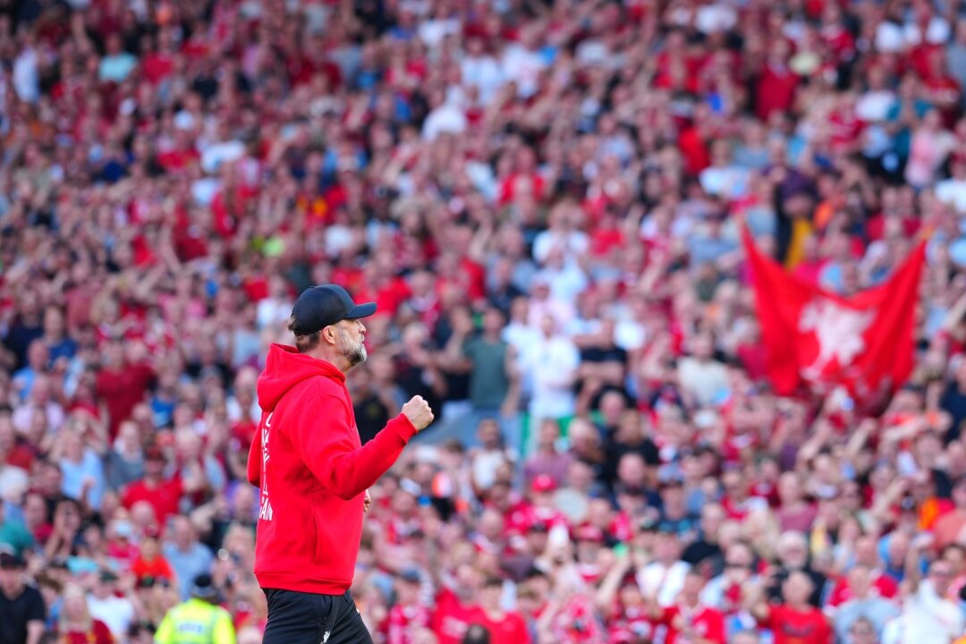 Klopp singt für Nachfolger und freut sich auf den Urlaub - Liverpools Trainer Jürgen Klopp verabschiedet sich von den Fans nach dem Spiel.