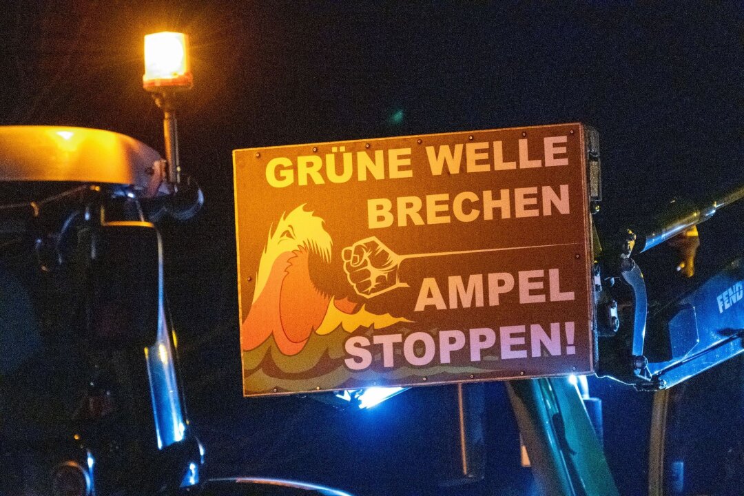 Knipst der Osten die Ampel aus? - Plakat mit der Aufschrift "Grüne Welle brechen - Ampel stoppen" während eines Bauernprotestes.