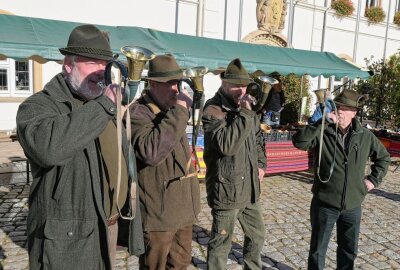 Öko- und Streuobstmarkt ist auf positive Resonanz gestoßen - Im Rahmen des Wappenfestes waren auch die Jagdhornbläser zu hören. Foto: Ralf Wendland