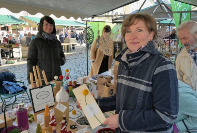 Auf dem Markt waren auch Kreative mit dabei, wie Katja Höhne (vorn) und Isabell Kosmitzki (hinten) von Katl & Bell. Foto: Ralf Wendland