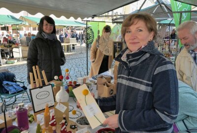 Öko- und Streuobstmarkt ist auf positive Resonanz gestoßen - Auf dem Markt waren auch Kreative mit dabei, wie Katja Höhne (vorn) und Isabell Kosmitzki (hinten) von Katl & Bell. Foto: Ralf Wendland